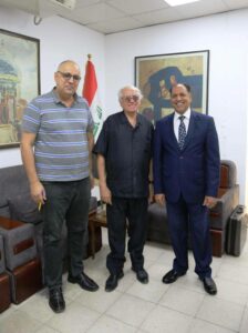 المدير العام لدائرة الفنون العامة يبحث مع الفنان رسام الكاريكاتير حمودي عذاب إقامة معرض لدعم شريحة العمال .￼